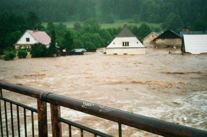Povodeň v roce 1997 z mostu na Zlatohorské ulici