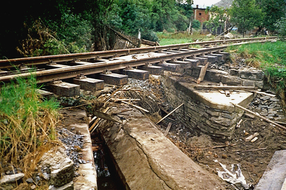 Poškozená trať povodní z roku 1997